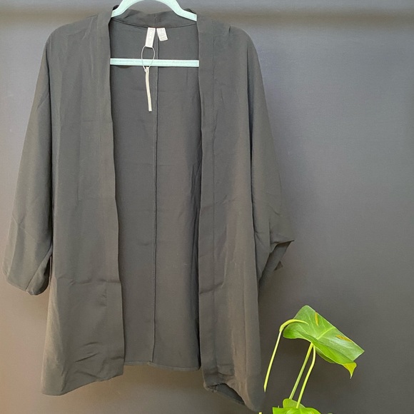 Kimono in Black - Picture 2 of 3